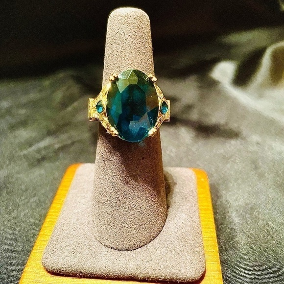 Jewelry - Sapphire ring with sparkling cubic zirconium detail size 8